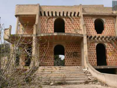 Alcuni edifici esibiscono un qualche accenno di mura, ma sempre senza porte o finestre